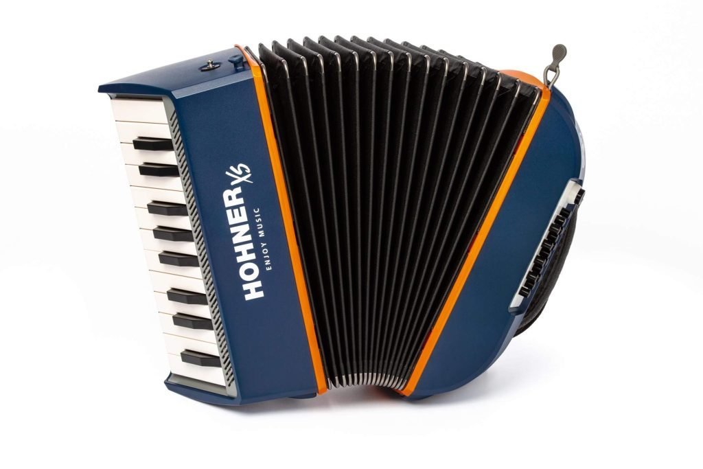 Hohner XS Akkordeon in aufgefächerter Vorderansicht